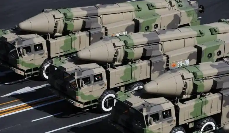 东风21c导弹发射瞬间高清图