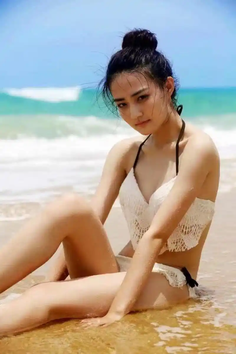 90后清纯女演员徐璐比基尼写真