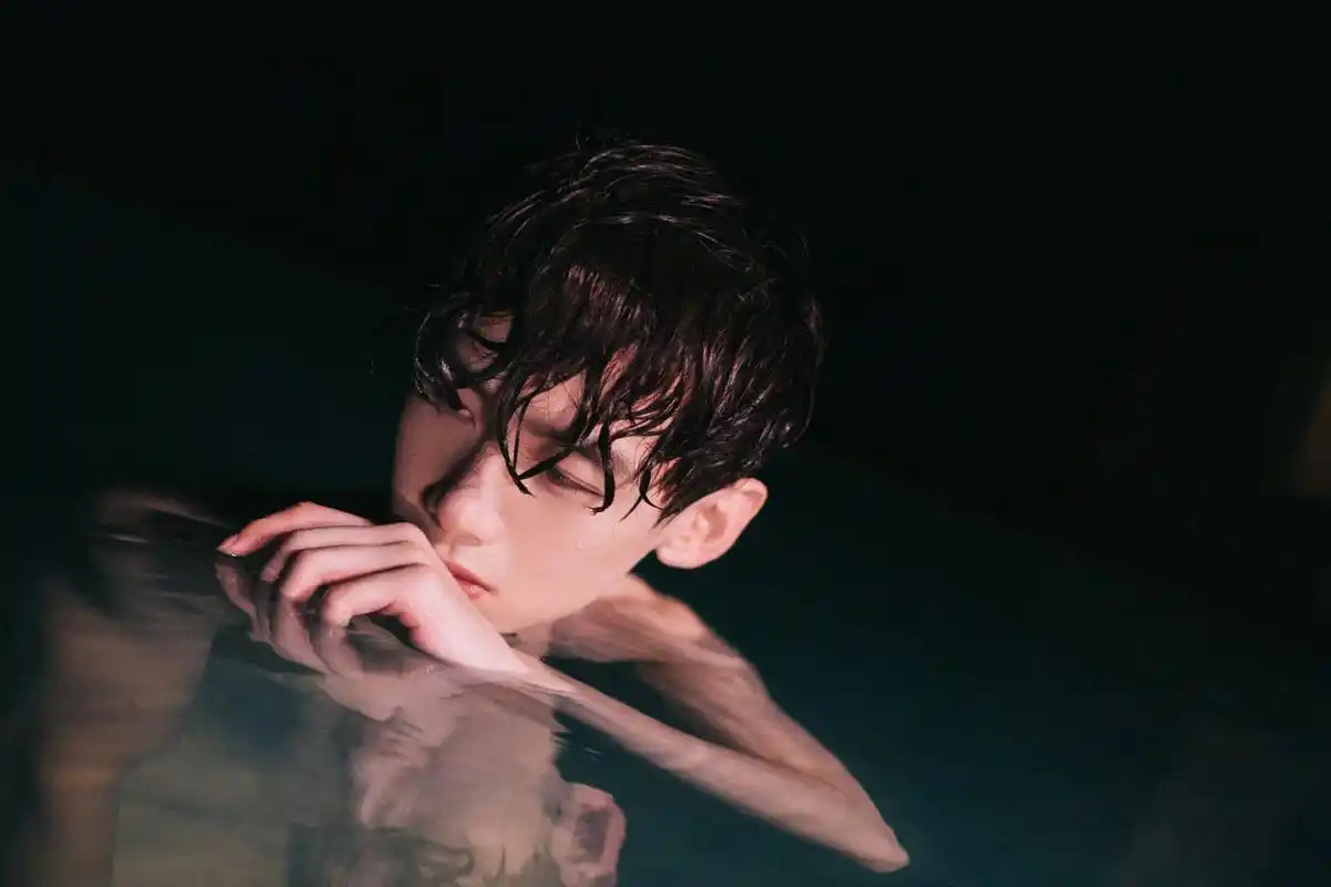 白敬亭泳池写真玩湿身诱惑好身材一览无余