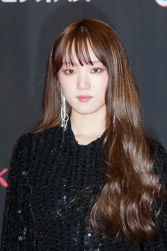 李圣经一头栗子色长卷发造型尽显青春灵动气息!修颜又时髦!