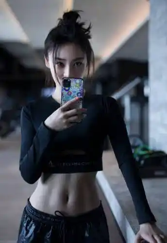 袁姗姗没白锻炼,马甲线穿"炫腹装"秀出来,裹得紧也没