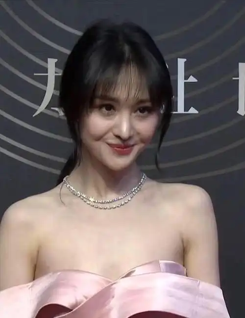 郑爽为博出位真拼!干瘦身材穿低胸大露背长裙,担心突然会掉下来