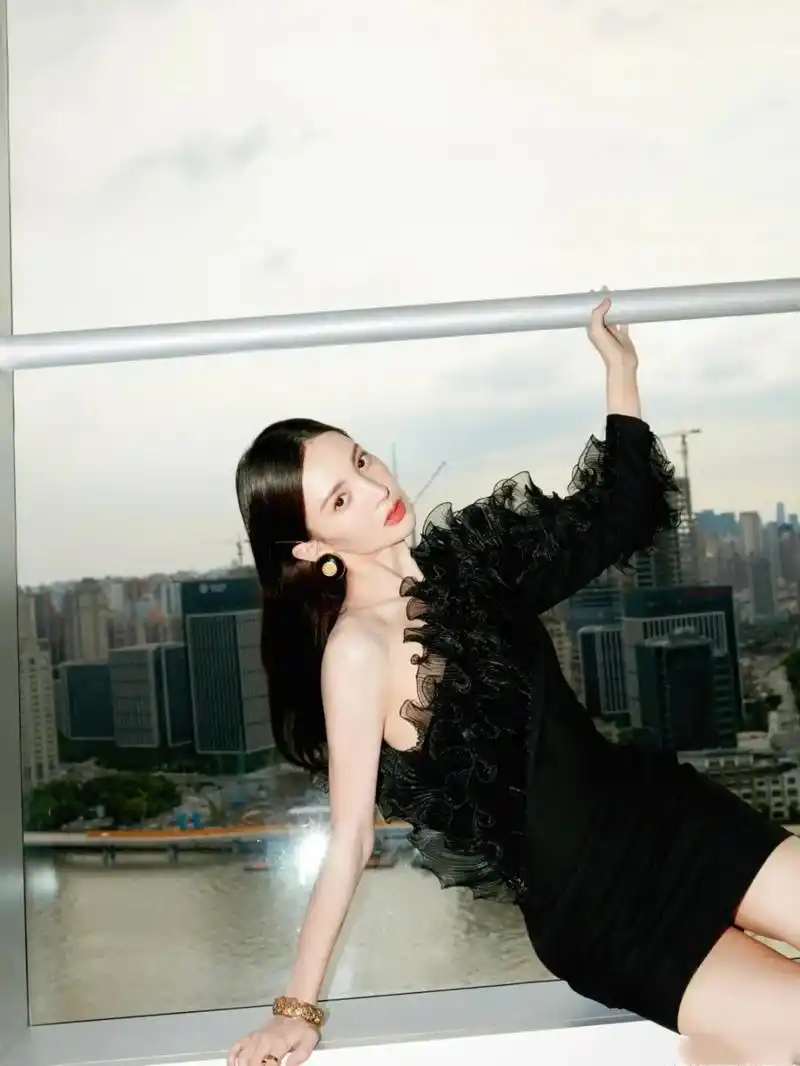 金晨个人资料简介 出生于山东省,毕业于北舞民族舞专业,生日1990年9月