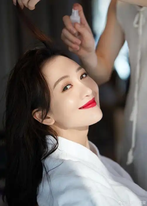 王鸥湿发浴袍光影侧颜照