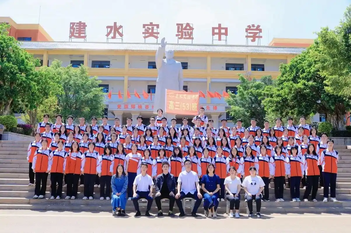 记不清这是第几次怀念我的高中生活噜.只记得当时去到建水实验的时候