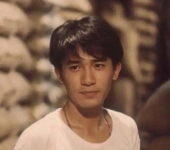 梁朝伟曾经是大家心中,难以忘怀的童年男神,因为曾经的他凭借着,一双