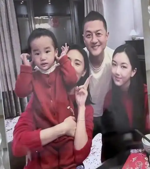 即将18岁的李嫣也在继母的镜头出现,李亚鹏的第二任妻子海哈金喜表示