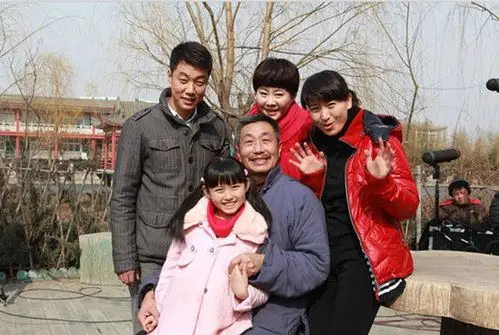 他是国家一级演员,与妻子青梅竹马,婚后36年无绯闻!