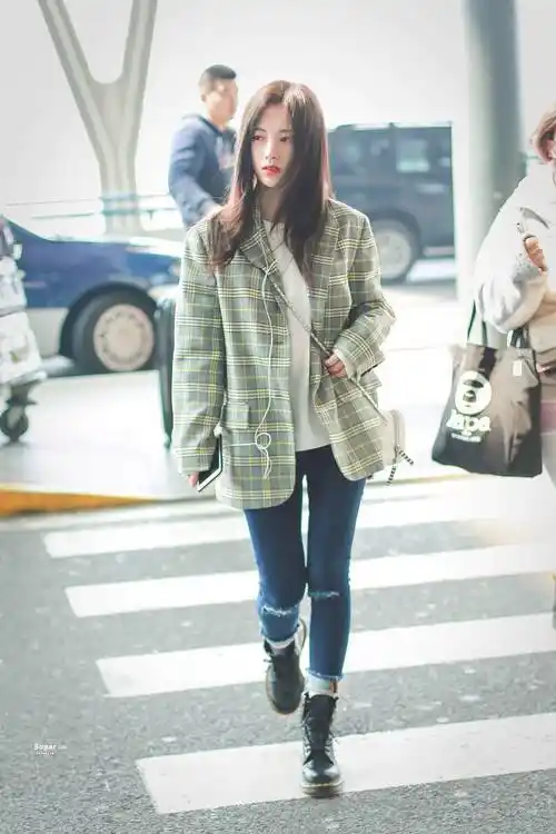 脚上,鞠婧祎穿了一款黑色绑带马丁靴,经典的款式英伦风满满,很是帅气