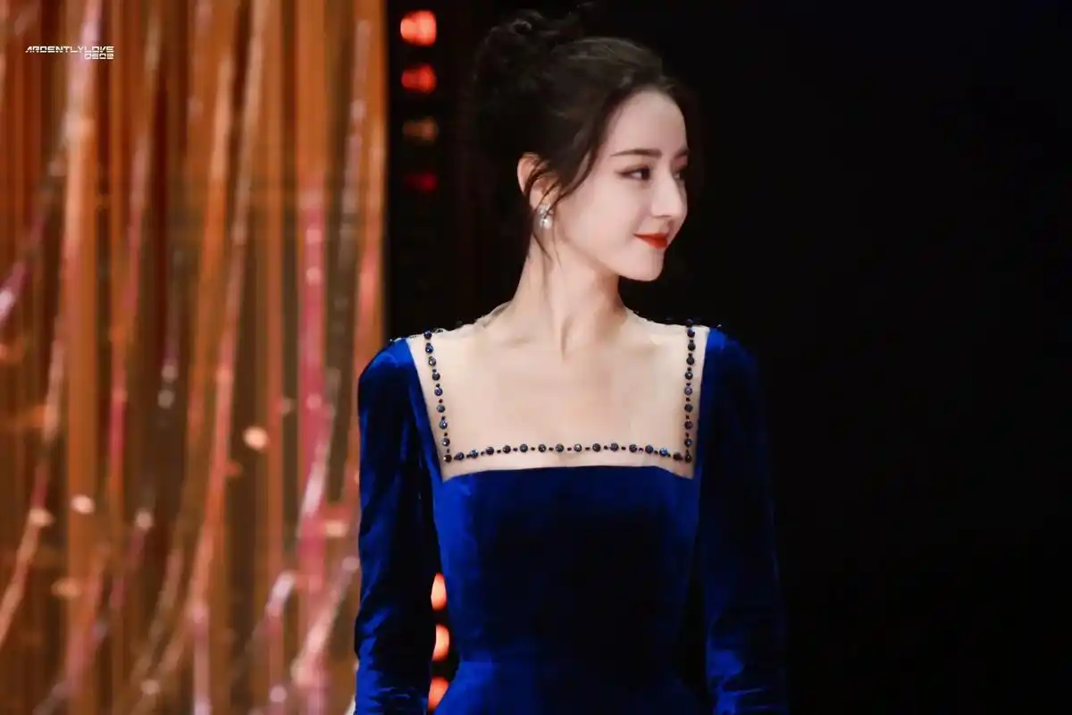 迪丽热巴 #神仙颜值 生活嘛 笑一笑就好啦～  开启下半年 - 抖音