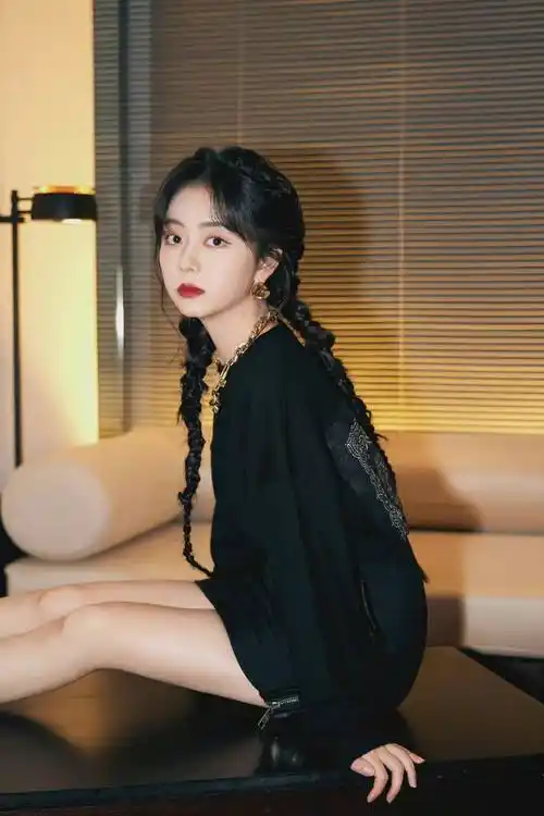 谭松韵新剧向风而行官宣现场图一身全黑造型黑色墨镜好飒状态很不错啊