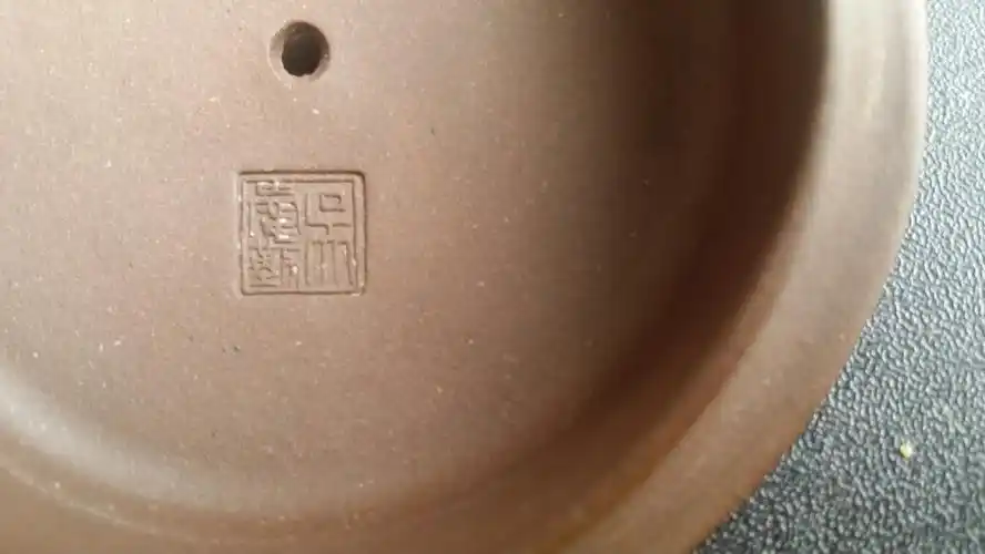 谁能看看我这个壶作者是谁,底部是中国宜兴印章,盖中有名字,就是不