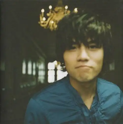 此前周杰伦每一次露面都带着络腮胡,还戴着黑色的毛线帽,两侧以及嘴的