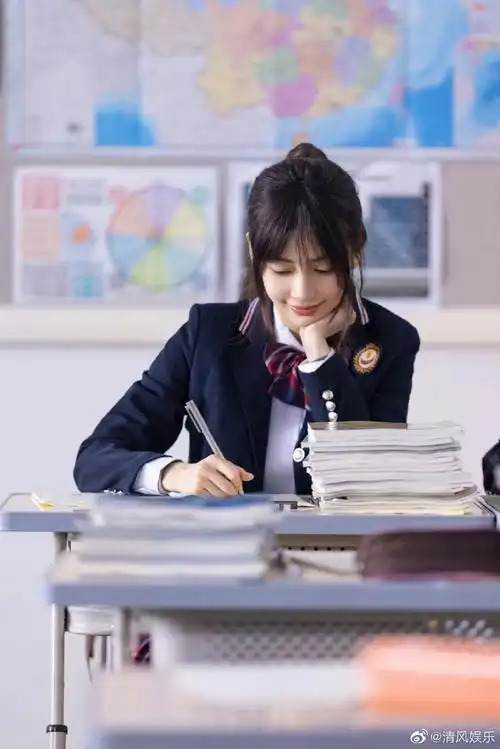 杨颖空气刘海#angelababy分享最新自拍,校服 空气刘海造型,怼脸盘太