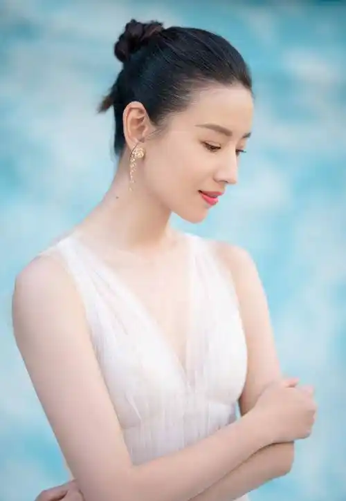 40岁董洁穿薄纱礼服裙优雅时尚没有一丝赘肉身材美丽的好完美