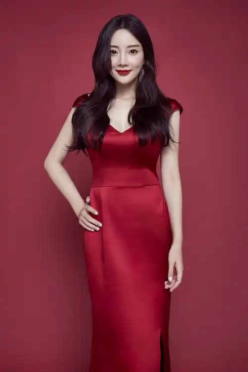 李小璐爆全新写真照 红色长裙尽显女王风范