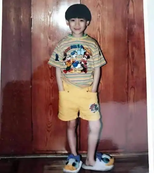 他就是朱一龙,不得不说,朱一龙小时候很帅啊,很阳光的一个大男孩.