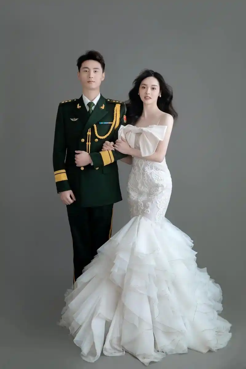 当军装遇上婚纱照996978156998 以你军装 衬我白纱92