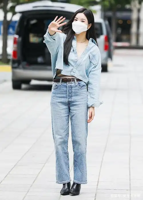 牛仔衣配牛仔裤,izone权恩妃轻松穿出可爱的感觉