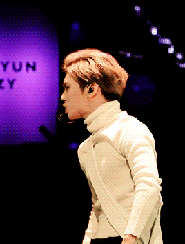 帅哥gif跳舞gif眼神gif扭动gif