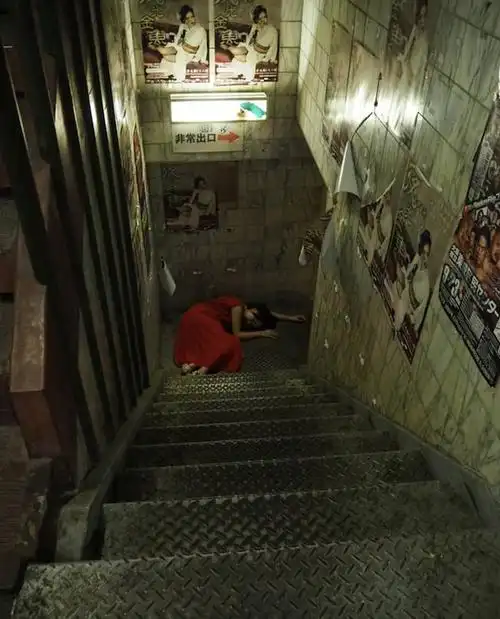 ins最美尸体日本小护士拍下300多张自己的死亡写真