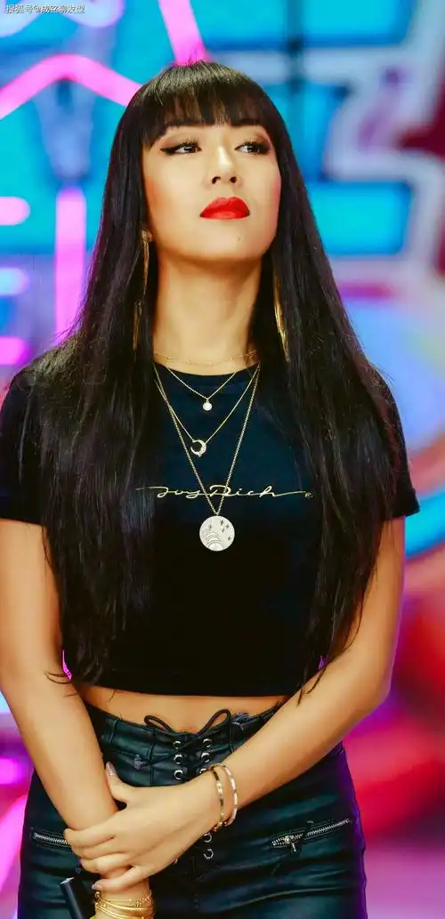 原创吉克隽逸真是朵奇葩工形背心配超短裤太高调乌黑的头发太吸睛