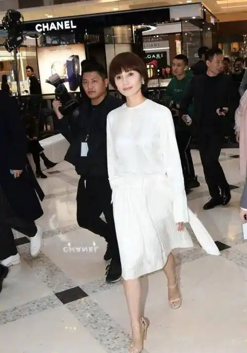 像我们穿着这类走知性优雅类的裙装,自然是要搭配高跟鞋款式的,那么也