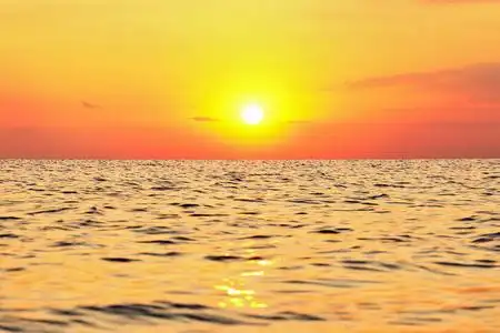 美丽的海上日出.前景中的大海.背景照片