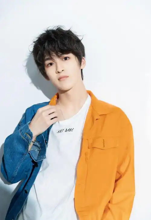 创造营2019何洛洛清爽帅气写真图片35