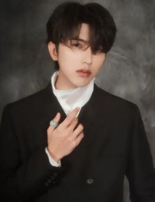 蔡徐坤elle风尚大典帅气写真