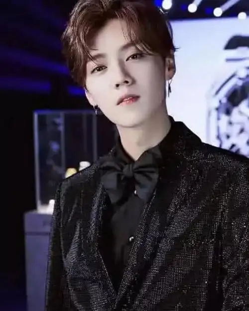 先不说鹿晗原本的身高,且看他和张艺兴的这张合照.