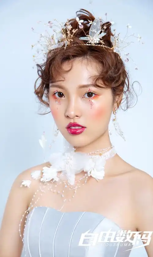 自由数码培训陈畅的化妆造型作品《时尚妆面》