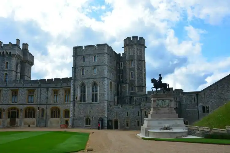 p>温莎城堡 i>(英语:windsor castle) /i>位于英国 a target="_blank