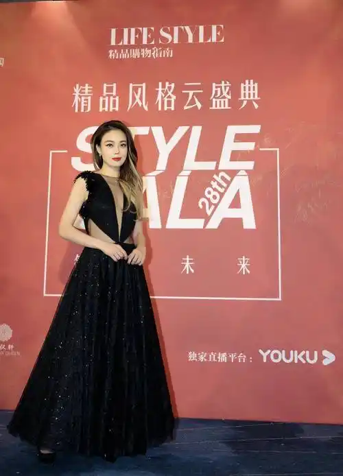 原创40岁的容祖儿气质全开穿雪纺面料连衣裙优雅又减龄高级洋气