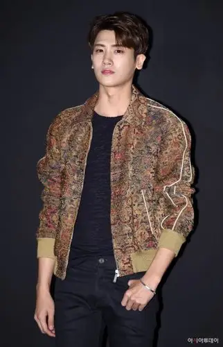 朴炯植复古夹克出席品牌活动 高抬"贵"手媲美贵公子