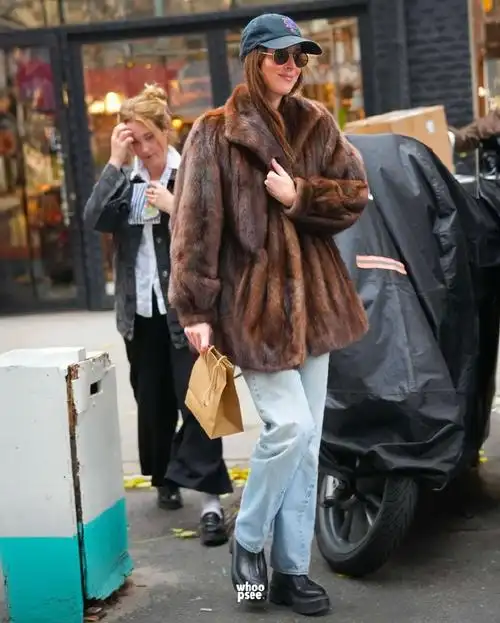 dakota johnson穿貂了~扭腰已经深秋了欧美明星街拍超话