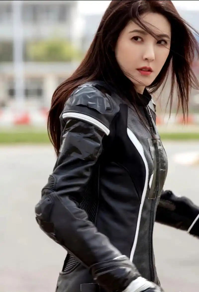 46岁的曾黎晒机车服照片,姐姐好美好飒.