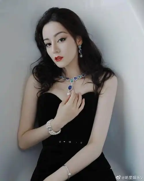 迪丽热巴又美出新高度穿黑色抹胸天鹅绒晚礼服优雅高贵