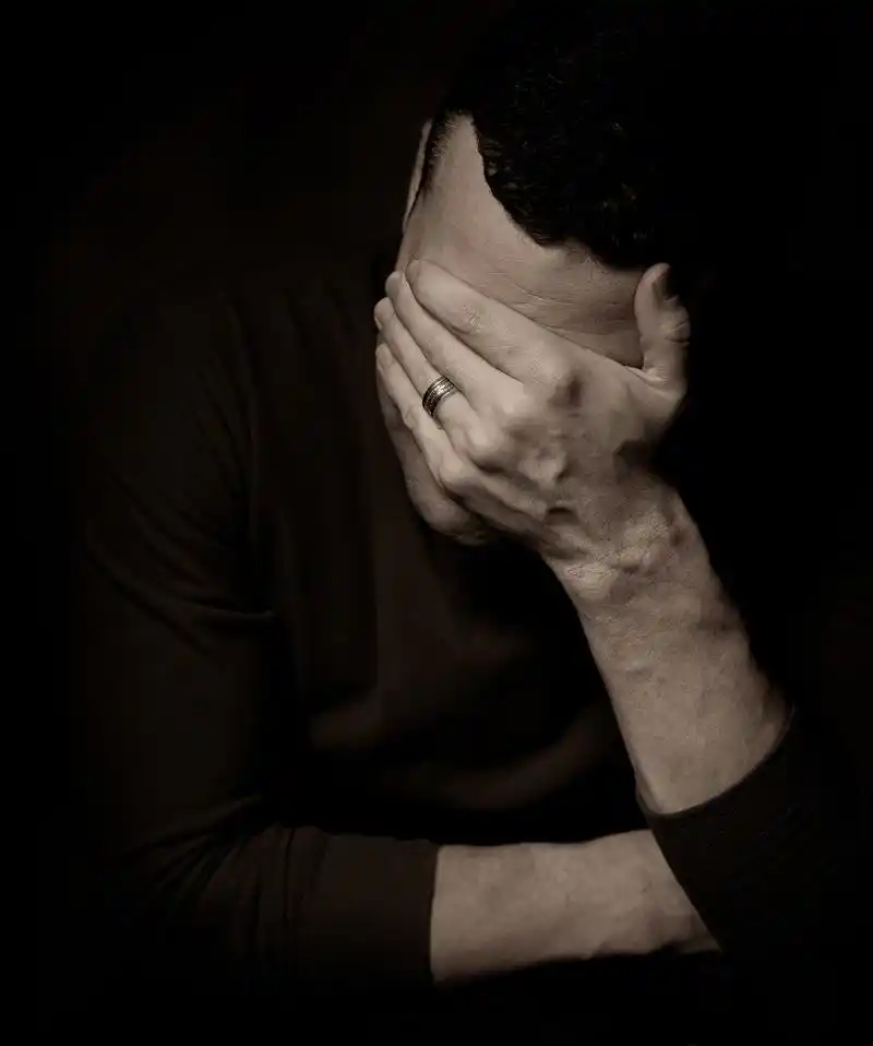 忧郁的男人,手的肖像