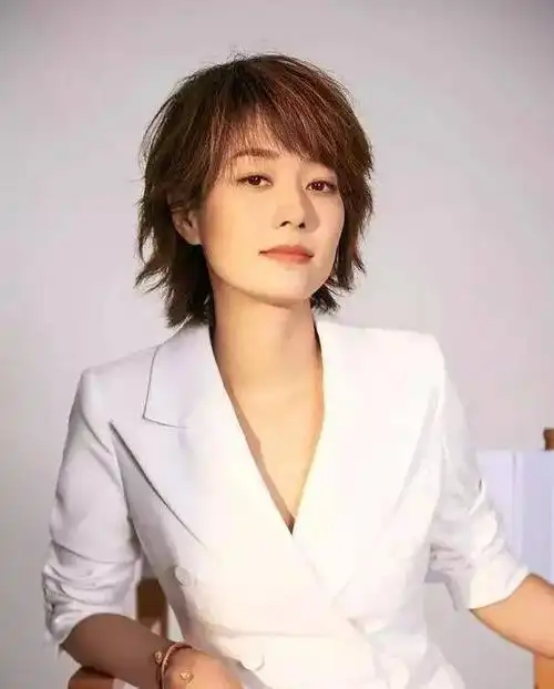 马伊琍深夜发3张照片7个字,网友:看到的都是心酸,确实是不容易