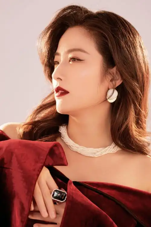 连衣裙的徐百慧,大方秀出精致锁骨和性感美肩,高贵冷艳的气质显露无遗