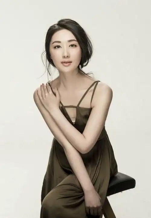 涂黎曼曝时尚写真 温婉迷人展魅力[20p]