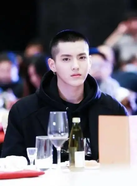 吴亦凡寸头造型