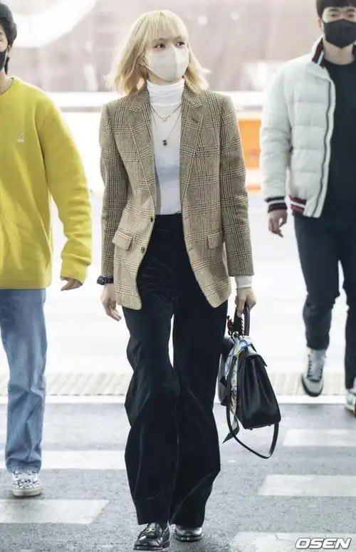 lisa 最具标志性的街拍,来看看不一样的lisa