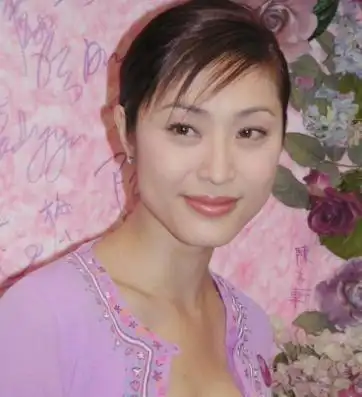 2003年,许晋亨和李嘉欣结婚,正牌女友陈法蓉坦言:三个人太拥挤