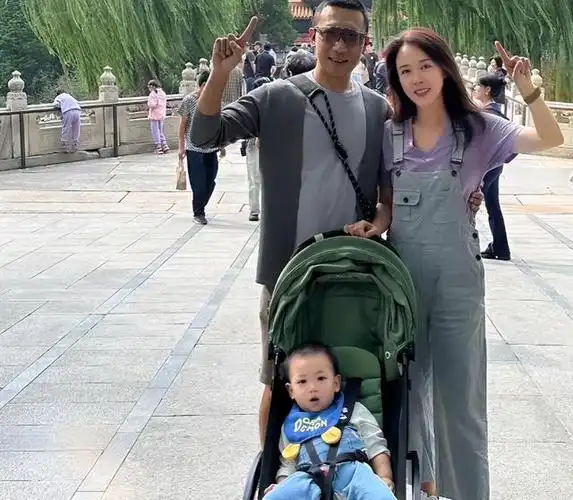 她曾与黄晓明,陈坤等同窗同学,备受老师关注,如今他们皆成为行业大腕.