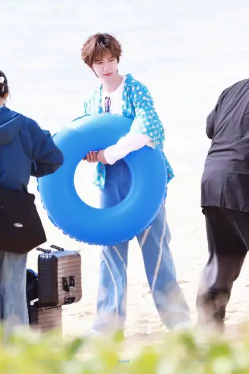 贺峻霖蓝色花衬衫##这是我的岛开录