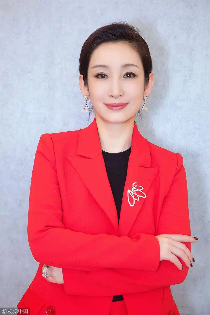 秦海璐红色西服套装马尾辫 典雅知性