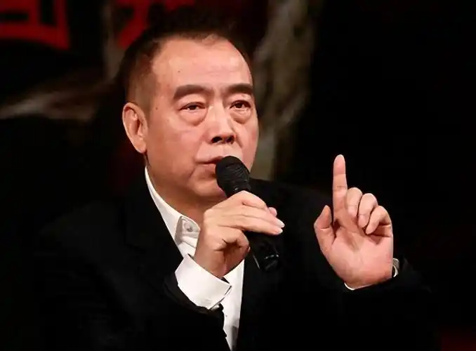 根据陈凯歌的个人资料显示,尽管他是中国籍,但也拥有漂亮国家的永久