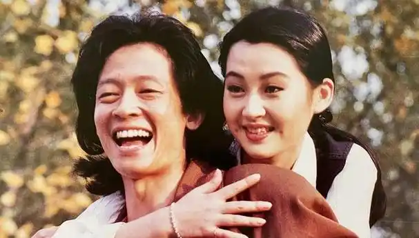 王志文与靳东都没娶到的江珊为何最后却嫁给了平平无奇的田小洁